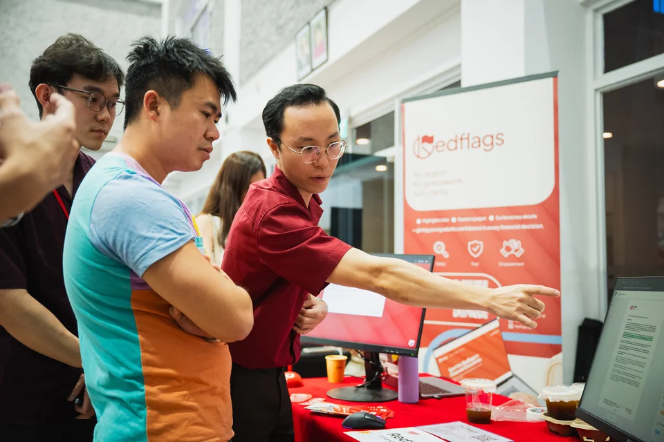 Presenting the product to accelerator visitors